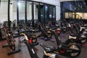 네온 레이저가 빛나는 프리미엄 스피닝 스튜디오 인테리어